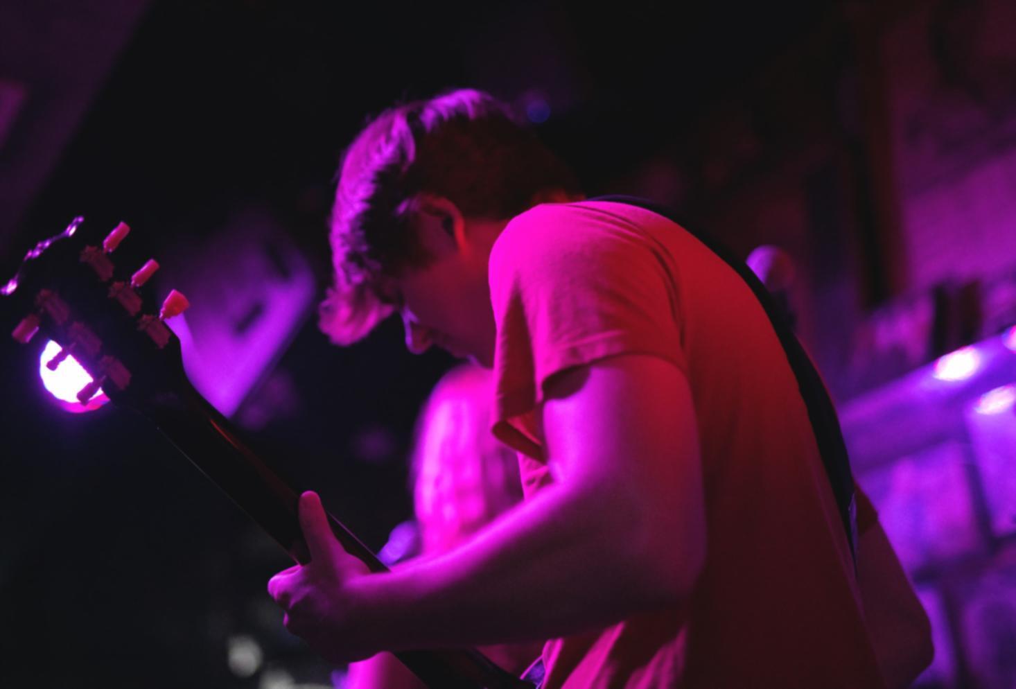 Studente che compone musica al pianoforte durante una sessione di songwriting creativo