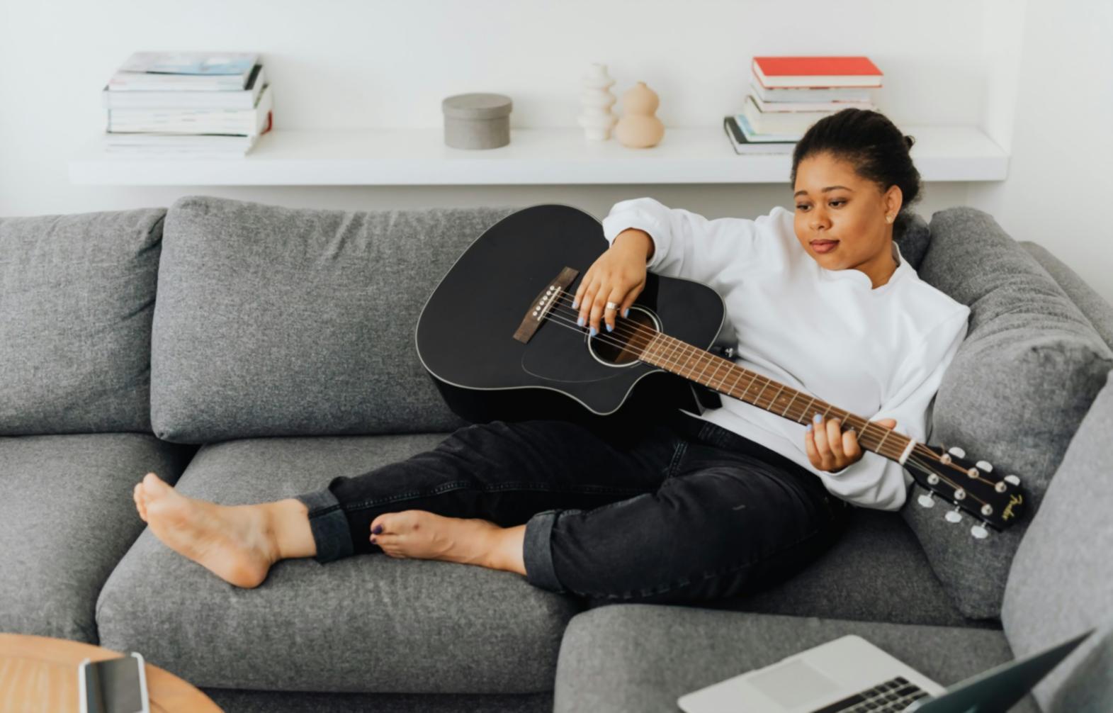 Studio di registrazione moderno con console audio professionale per la produzione musicale